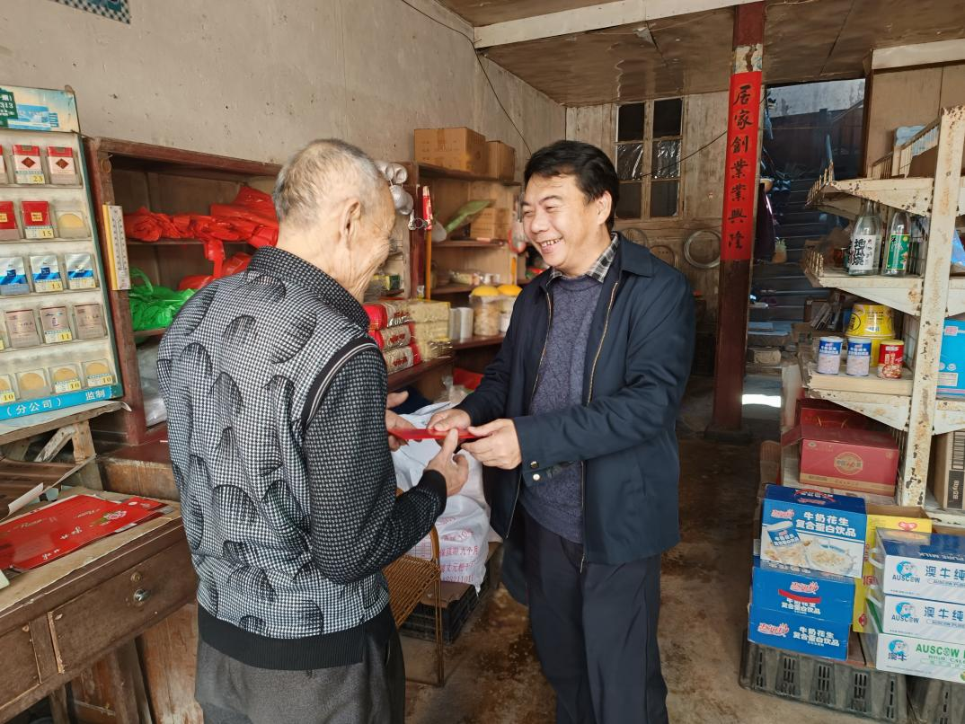 市國(guó)投公司下屬企業(yè)閩東能源公司陪同市政協(xié)領(lǐng)導(dǎo)到古田縣南陽(yáng)村開展走訪慰問(wèn)活動(dòng)