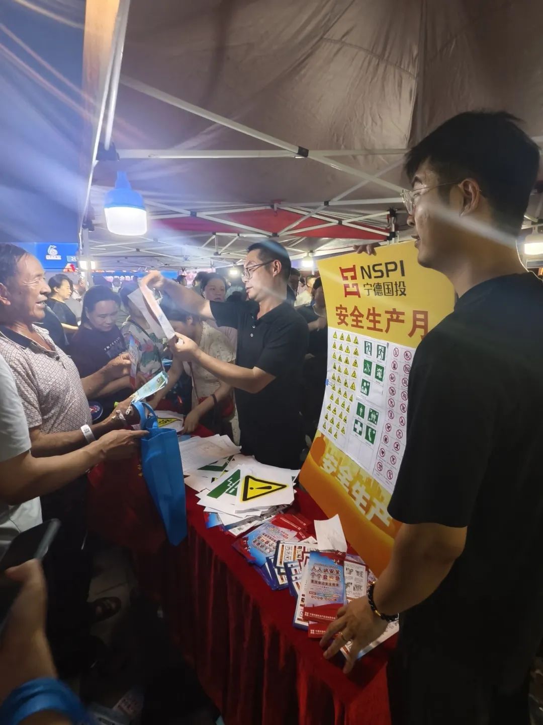 【國投資訊】人人講安全、個個會應急——查找身邊安全隱患 市國投公司參加“安全生產月”咨詢日宣傳活動